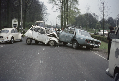 117433 Afbeelding van een verkeersongeval op de Koningsweg te Utrecht.